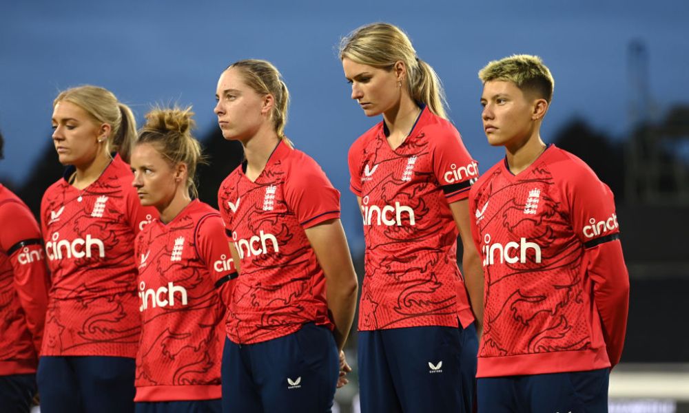 Kate Cross gives suggestion to England women team